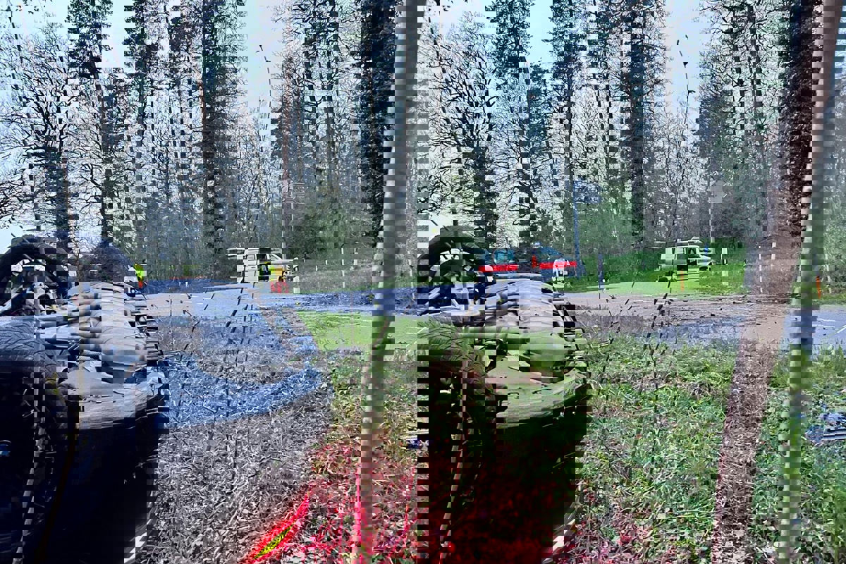 Die fast 150 km/h schnelle Fahrt endete auf dem Fahrzeugdach. Der Lenker blieb aber weitgehend unverletzt, auch sonst kam wie durch ein Wunder niemand zu Schaden.