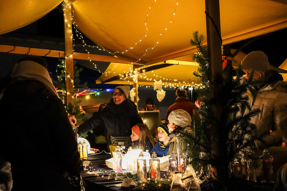 Jede Klasse führte einen eigenen Stand – zu kaufen gab es selbst gemachte Konfi, künstlerisch gestaltete Zündholz-Schachteln und Grusskarten, hölzerne Weihnachtssterne und Christbaumschmuck.