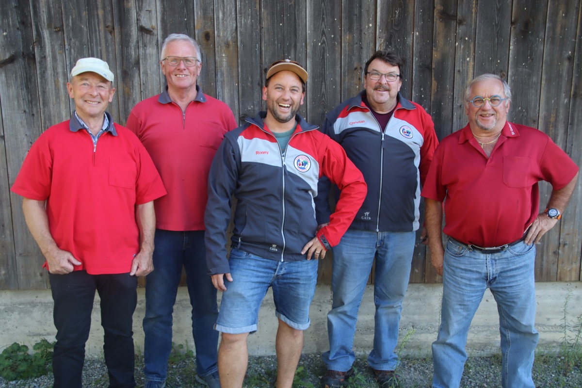 Werner Grossmann, Josef Baumann, Ronny Lang, Erich Huber und Richard Lang (von links) bescherten dem SV Ossingen den Sieg im Feld D.