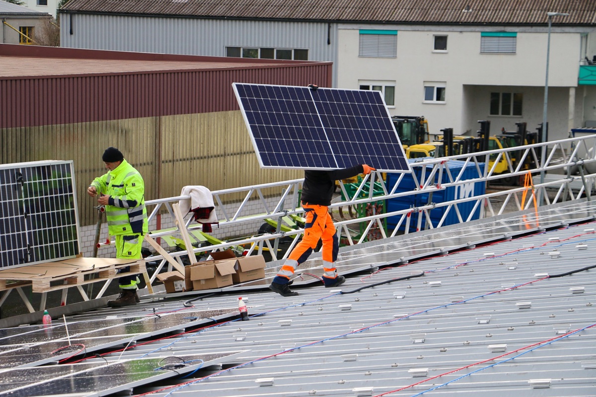 Bis 2050 sollen rund zwei Drittel des kantonalen Stromverbrauchs durch Solarenergie gedeckt werden. Wird nun die Branche zum Nadelöhr? Installation der PV-Anlage auf dem Dach der Hansjörg Rüeger AG in Marthalen (siehe Text unten).