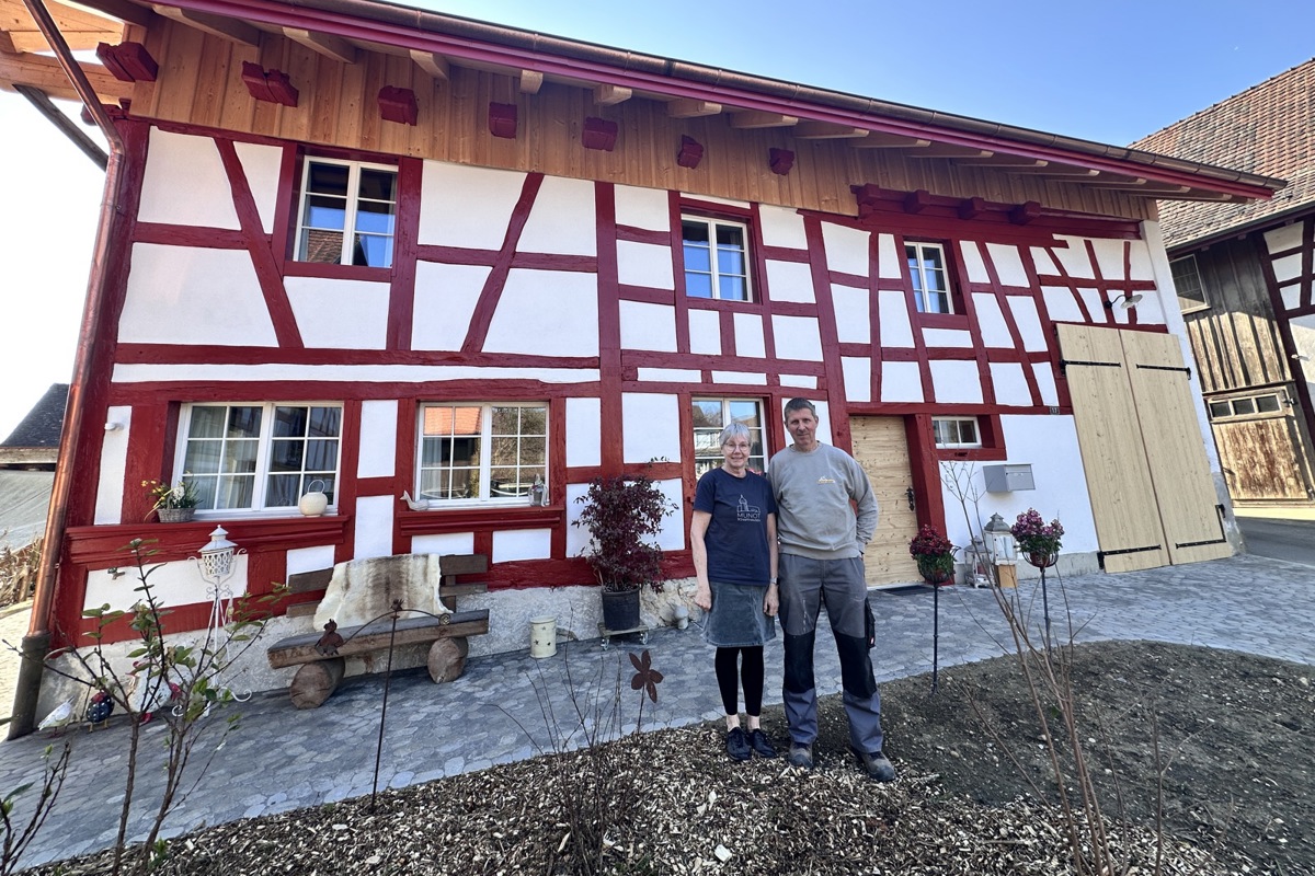Inge Stutz Keller und Werner Keller freuen sich auf den ersten Sommer im neu-alten Haus. Auf der Rückseite haben sie einen sonnigen Garten mit gedecktem Sitzplatz.