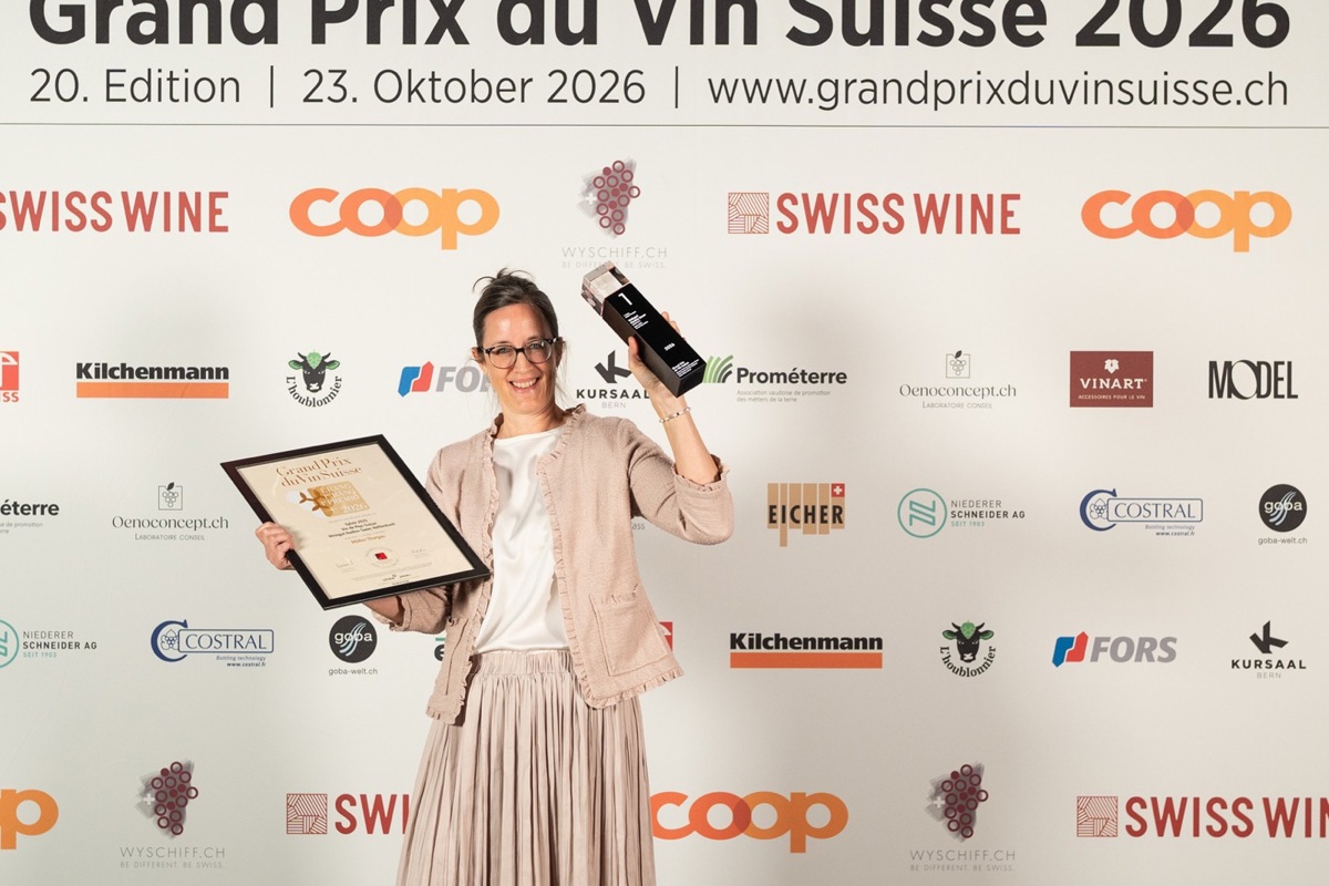 Nadine Saxer mit der Trophäe.