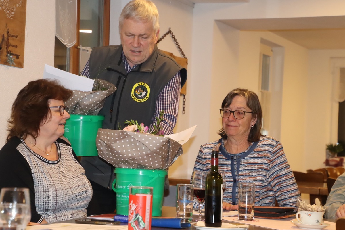 An der Versammlung im Februar verabschiedete Vereinspräsident Werner Hangartner Jeanette Maurer (links) und Ursula Götz aus dem Vorstand. 2028 will auch er aufhören. 