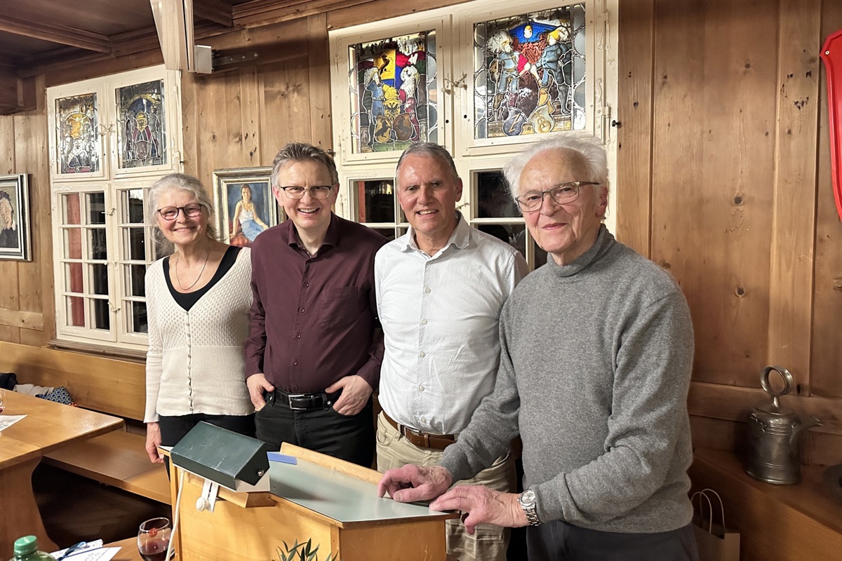 Gemeinsam gestalteten sie einen denkwürdigen Abend: (von rechts) Autor Hansruedi Frei, Sohn (und technischer Assistent) Daniel Frei, Vernissagenredner Pfarrer Heinz-Jürgen Heckmann und die Vorleserin Marianne Frei.  