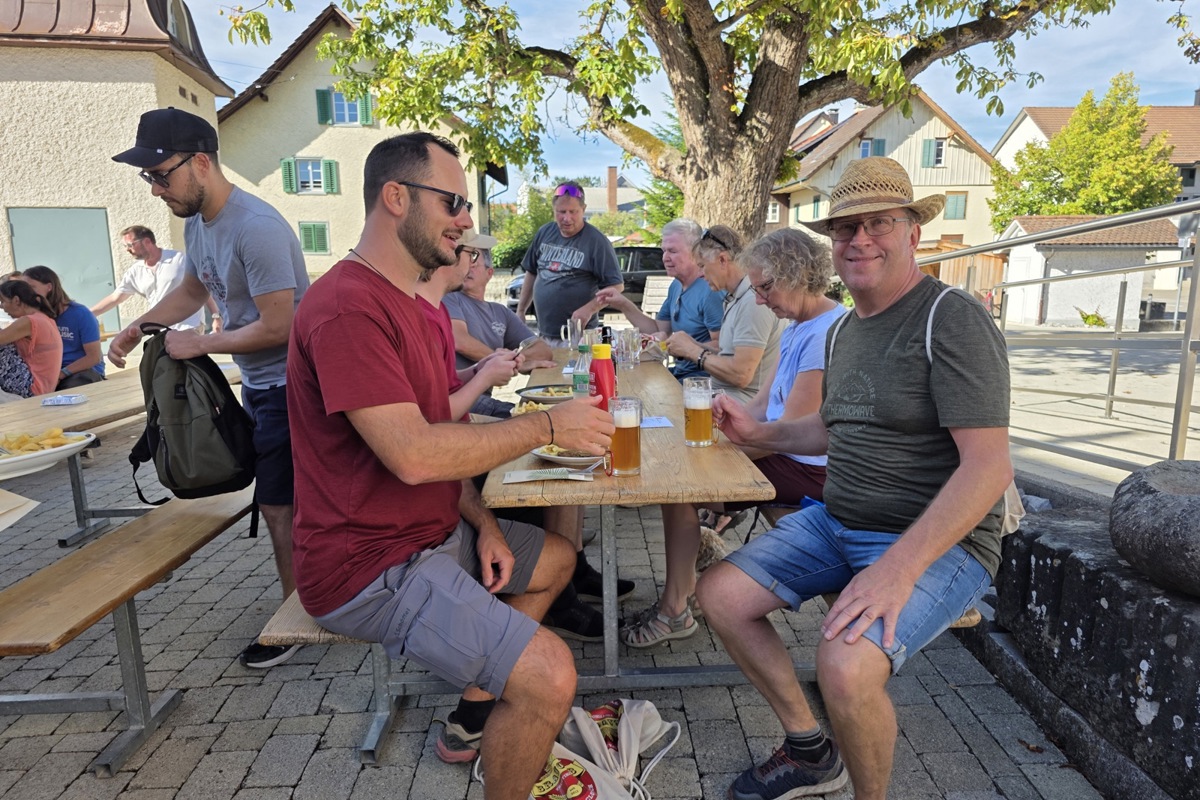 Neu begann der Bierbummel bei der Küblerschüür in Ossingen. Wie immer erhielten alle Teilnehmenden einen Wanderbeutel (unten im Bild).