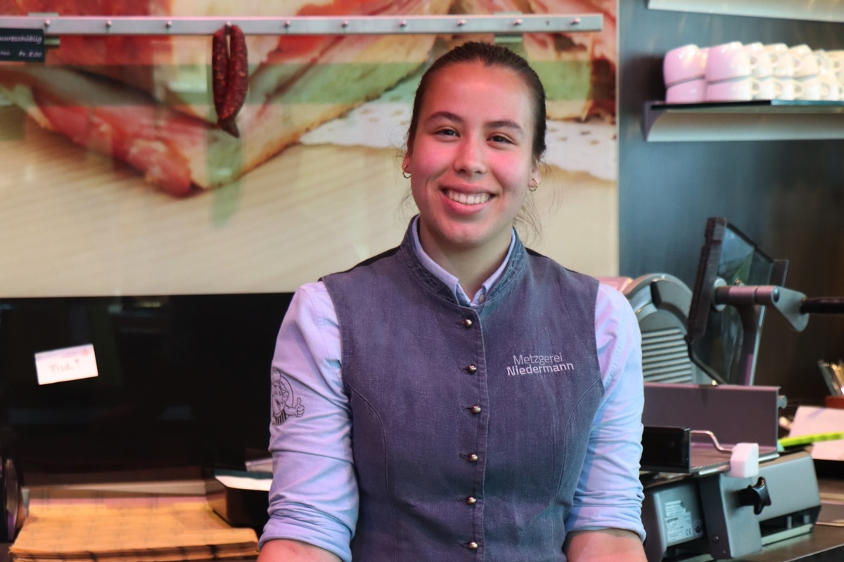 Silvana Hurtado gefällt ihr abwechslungsreicher Beruf an der Fleischverkaufstheke und im Catering. Klicken Sie auf das Bild für die Vollansicht.