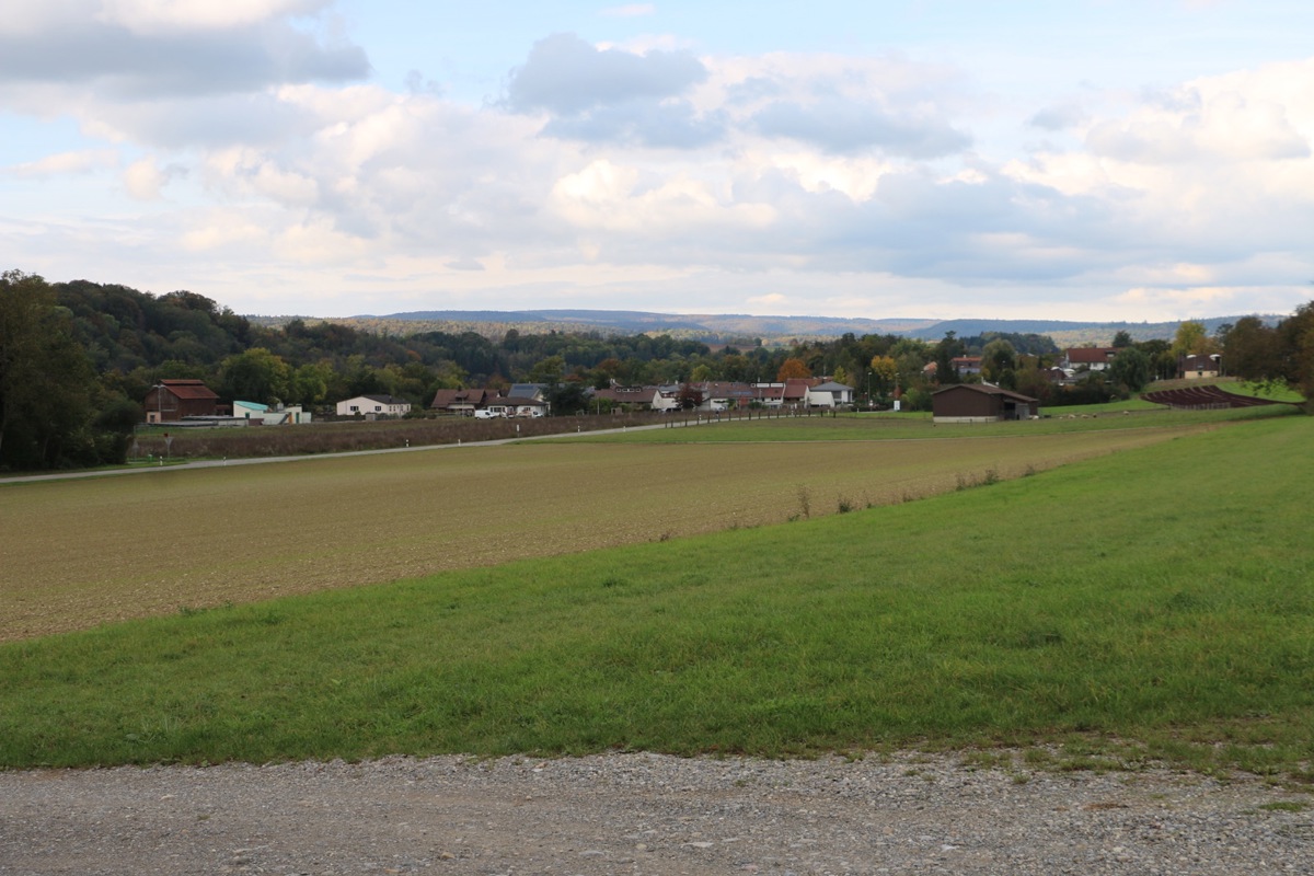 Der Antennenstandort bei der Kläranlage (links im Bild) ausgangs Dorf in Richtung Ellikon am Rhein störe am wenigsten Menschen und «ordnet sich relativ gut in die Umgebung ein»