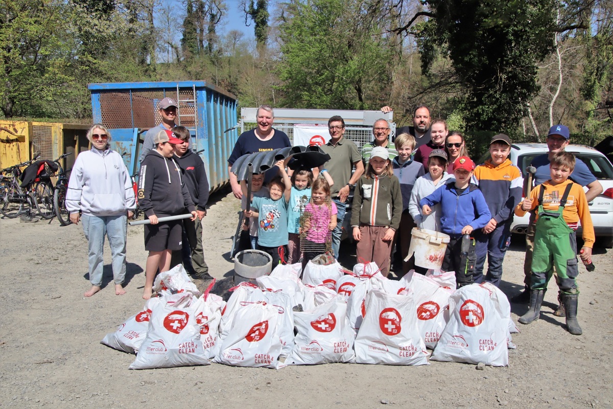 Vor allem die Jugend hatte ihren Spass und zeigte stolz ihren Fang.