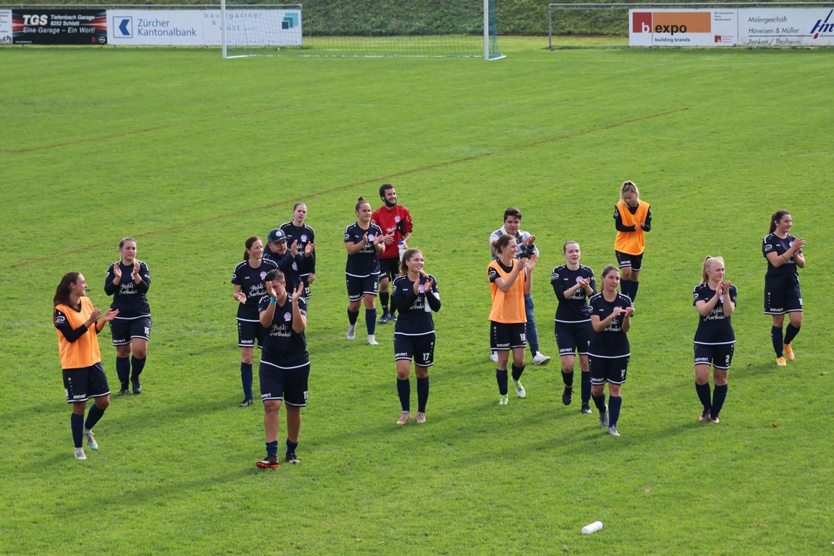 Freude bei den FCEM-Frauen: Sie spielen im Frühling in der 1. Stärkeklasse und damit um den Aufstieg in die 3. Liga.