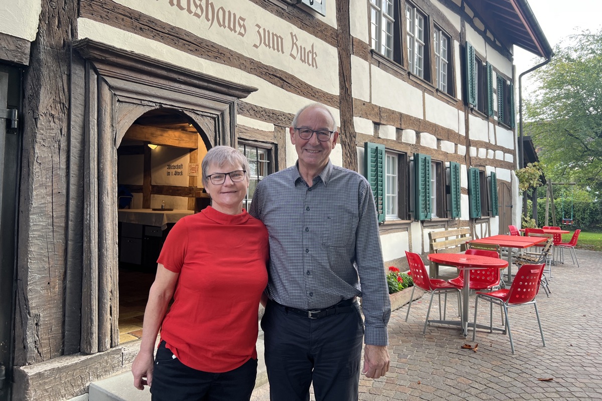 Nur noch bis Ende Jahr halten Helen und Matthias Rapold die Türe zum Wirtshaus zum Buck nahe der Haltestelle Unterstadt offen; das zweite Standbein der Familie, den Postautobetrieb, führen zwei ihrer vier Kinder weiter.