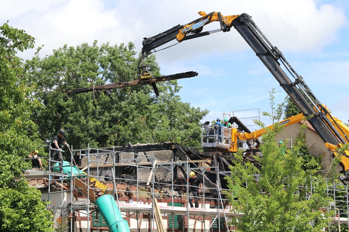 Demontage des abgebrannten Dachstocks am Donnerstag