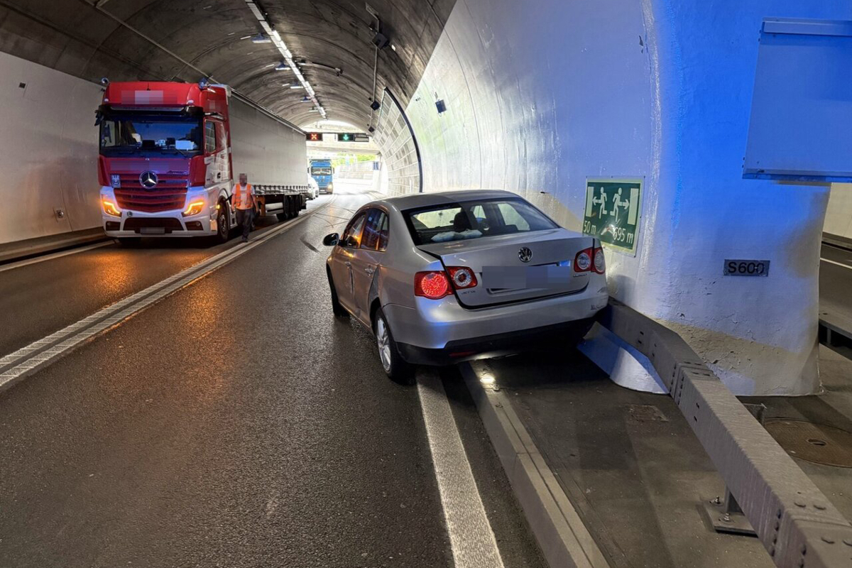 Das Auto nach der Kollision auf der Gegenfahrbahn Richtung Zürich kurz vor der Ausfahrt Rheinfall.