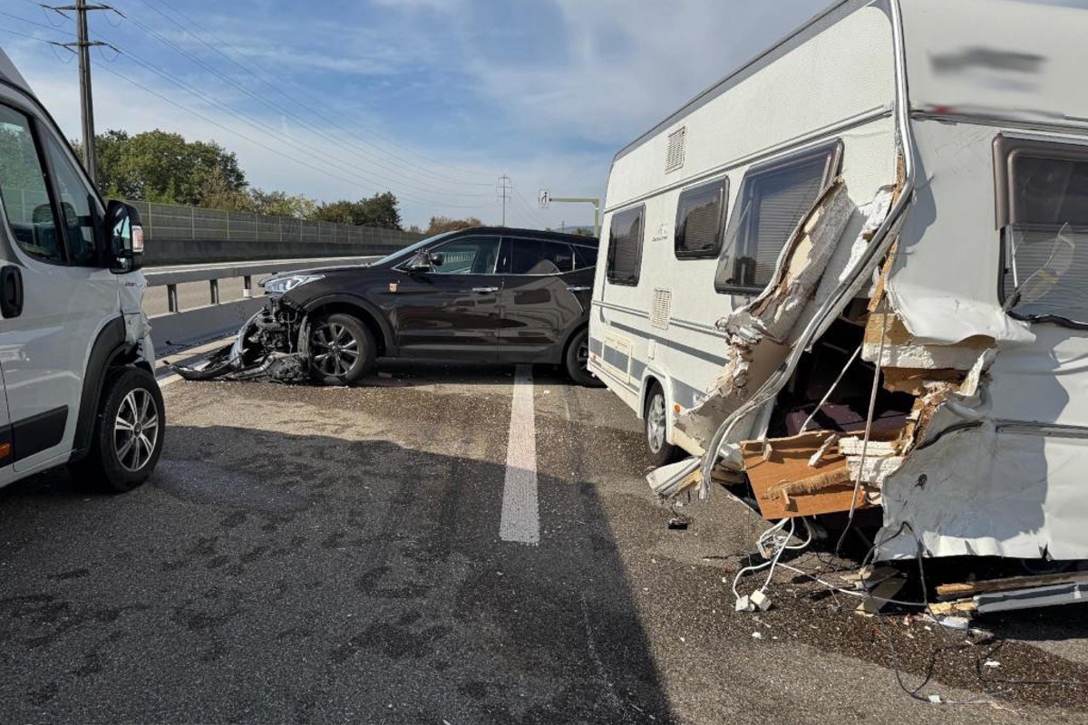 Aufgerissenes Wohnwagenheck und beschädigte Autofront: die Unfallstelle auf der A4.