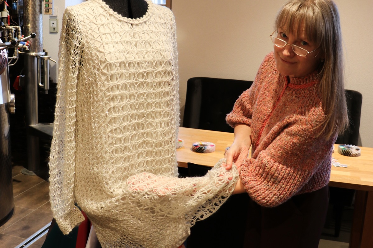 Natalia Gildenberg zeigt das Hochzeitskleid, dass sie für ihre Tochter angefertigt hat. 