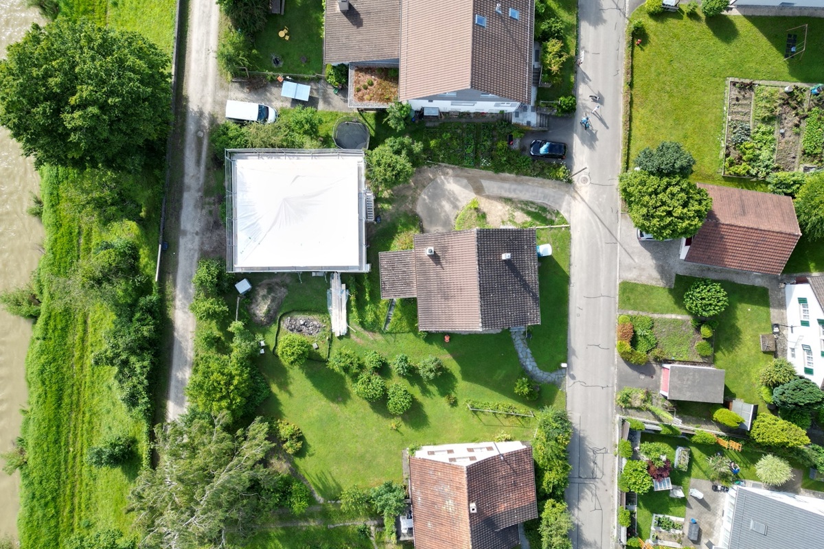 Das eingeschossige Haus (hier im Grundriss mit Terrasse) passt bequem in den Garten der bestehenden Liegenschaft.