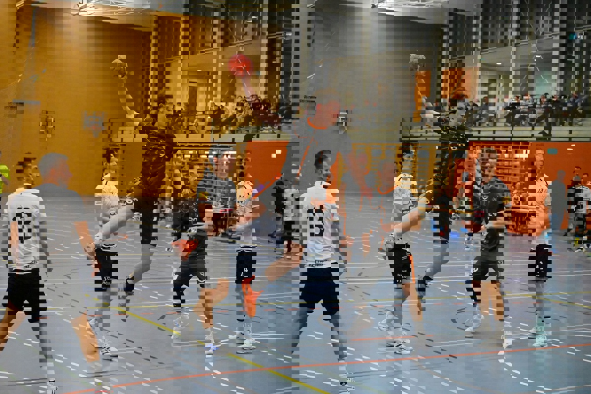 Der HC Andelfingen (hier in Schwarz während eines Cupspiels im November) ist derzeit Zweiter der 2. Liga.