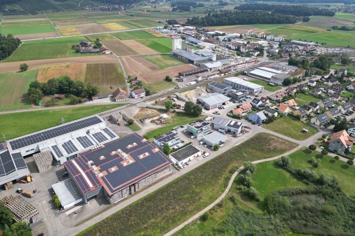 Die grösste der 60 Solaranlagen in Marthalen besitzt die Fenaco (links).