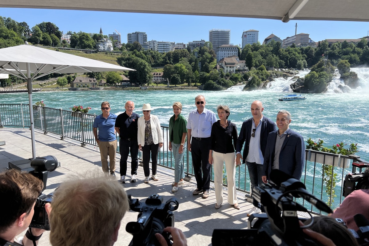 Der Bundesrat in corpore mit Bundeskanzler Walter Thurnherr (ganz links) auf der Terrasse vom Schlössli Wörth.