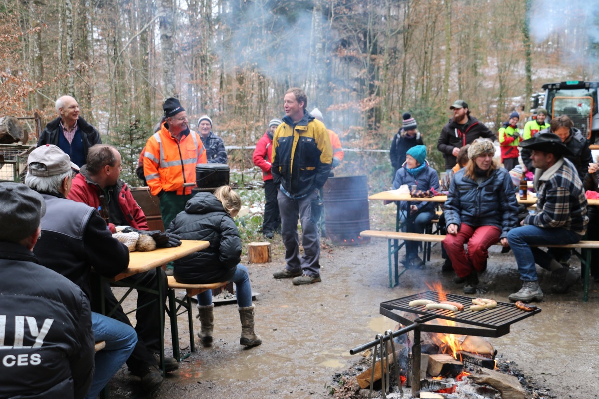 Mit viel Witz versteigerte der scheidende Gemeinderat Sven Bollinger zum letzten Mal das Holz aus dem Gemeindeforst.