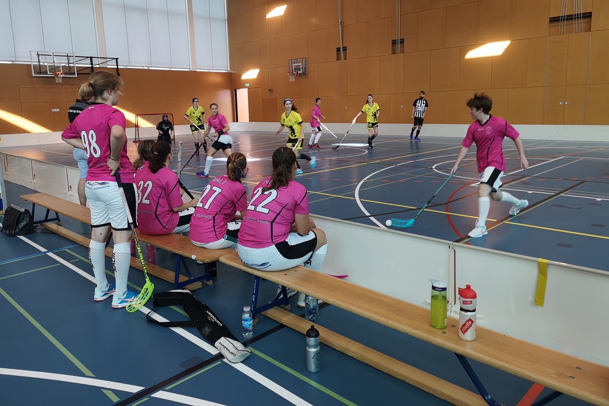 Die Wild-Pigs-Damen erzielten zwar mehr Treffer als die Floorball Riders, mussten aber deutlich mehr Gegentore hinnehmen und steigen deshalb ab.