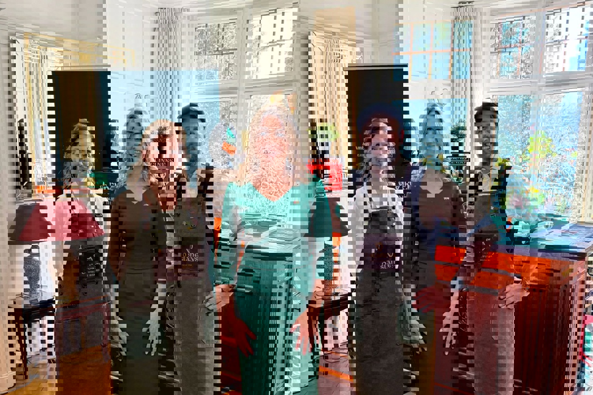 Am St.-Patricks-Day tragen Irinnen Irischgrün, so auch Botschafterin Aoife McGarry, flankiert von Alice Brunold und Stephan Widmer aus Berg am Irchel.