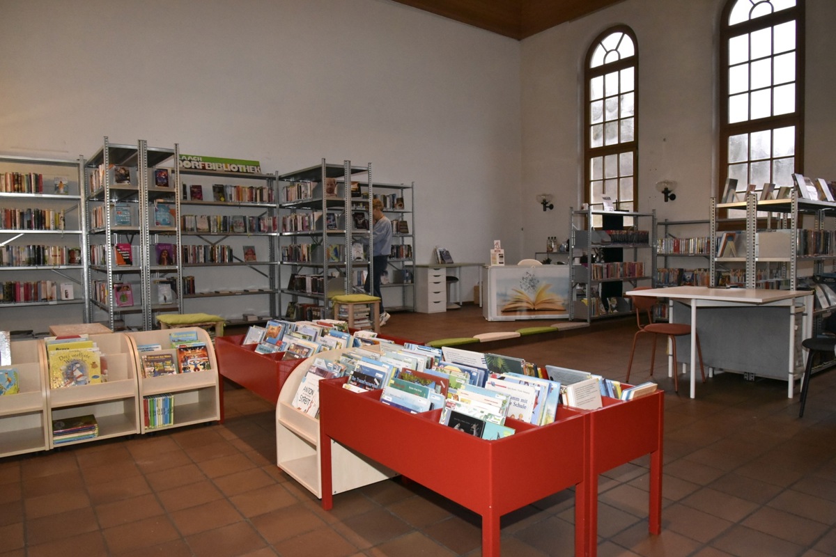 Seit August 2023 ist die Schul- und Gemeindebibliothek Flaach provisorisch in der Alten Kapelle untergebracht. Bald wird sie jedoch nicht mehr von der Schule betrieben – ihre Zukunft ist derzeit noch offen.