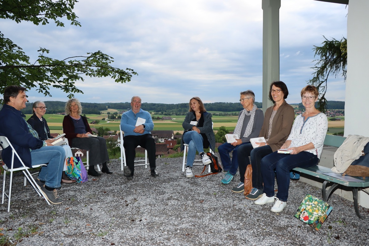 Die Buchrunde trifft sich beim oder im «Pavillon zur frohen Aussicht»