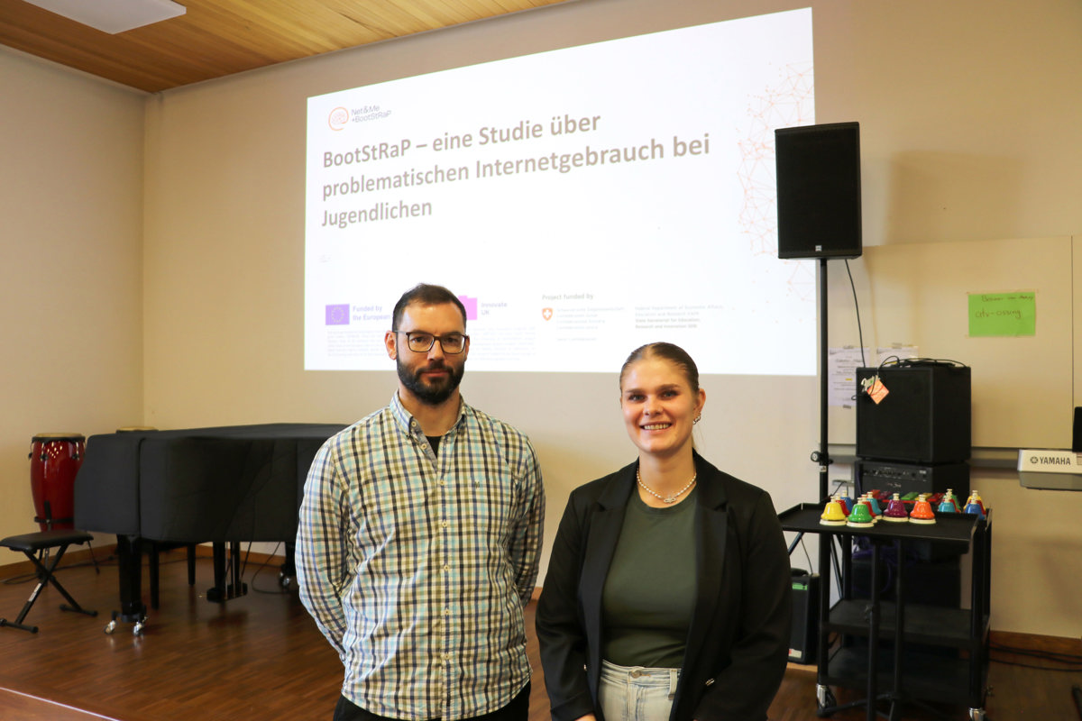 Für die Ausführung der «Bootstrap»-Studie in der Schweiz zeichnet die Universität Zürich verantwortlich. Simon Foster und Kristin Mosler arbeiten am Forschungsprojekt und präsentierten es kürzlich den Schülerinnen und Schülern der Sek Unterstammheim.