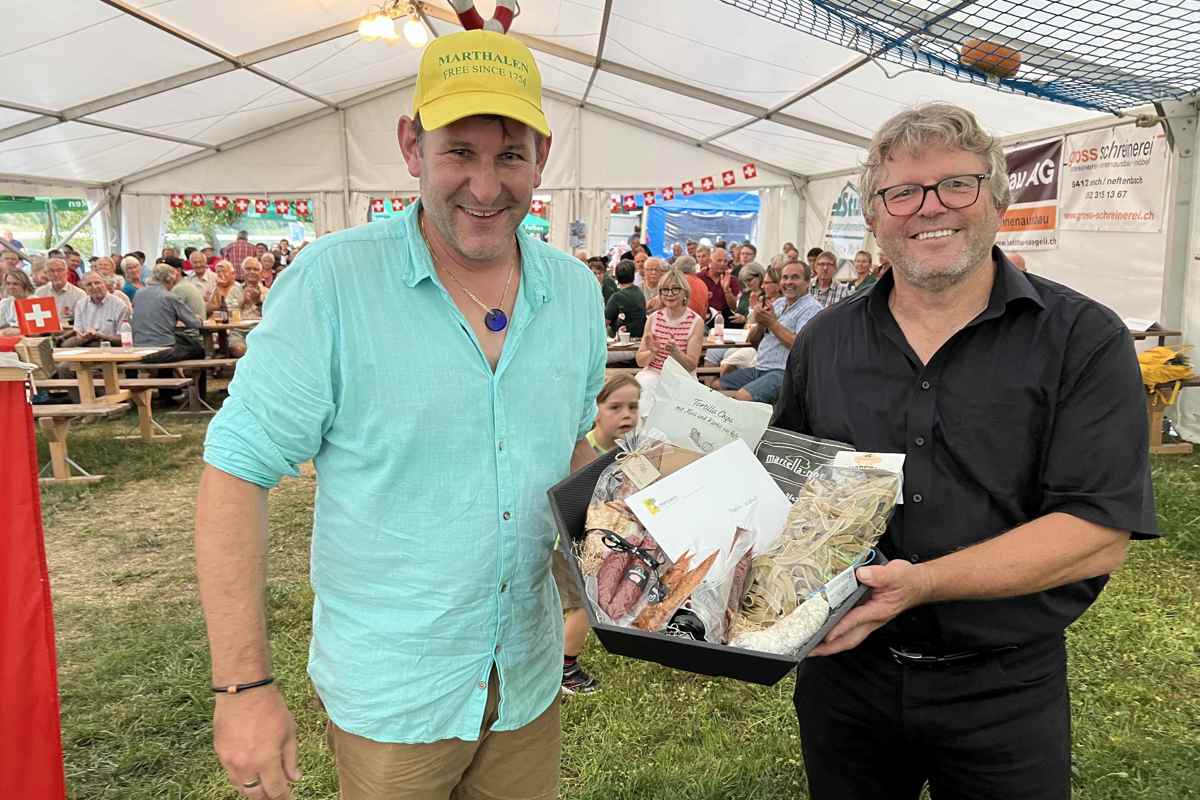 Sags mit Käppli: Matthias Stutz, Gemeindepräsident von Marthalen und Pontonier, begrüsste als Redner Martin Widmer, Gemeindepräsident von Ossingen.
