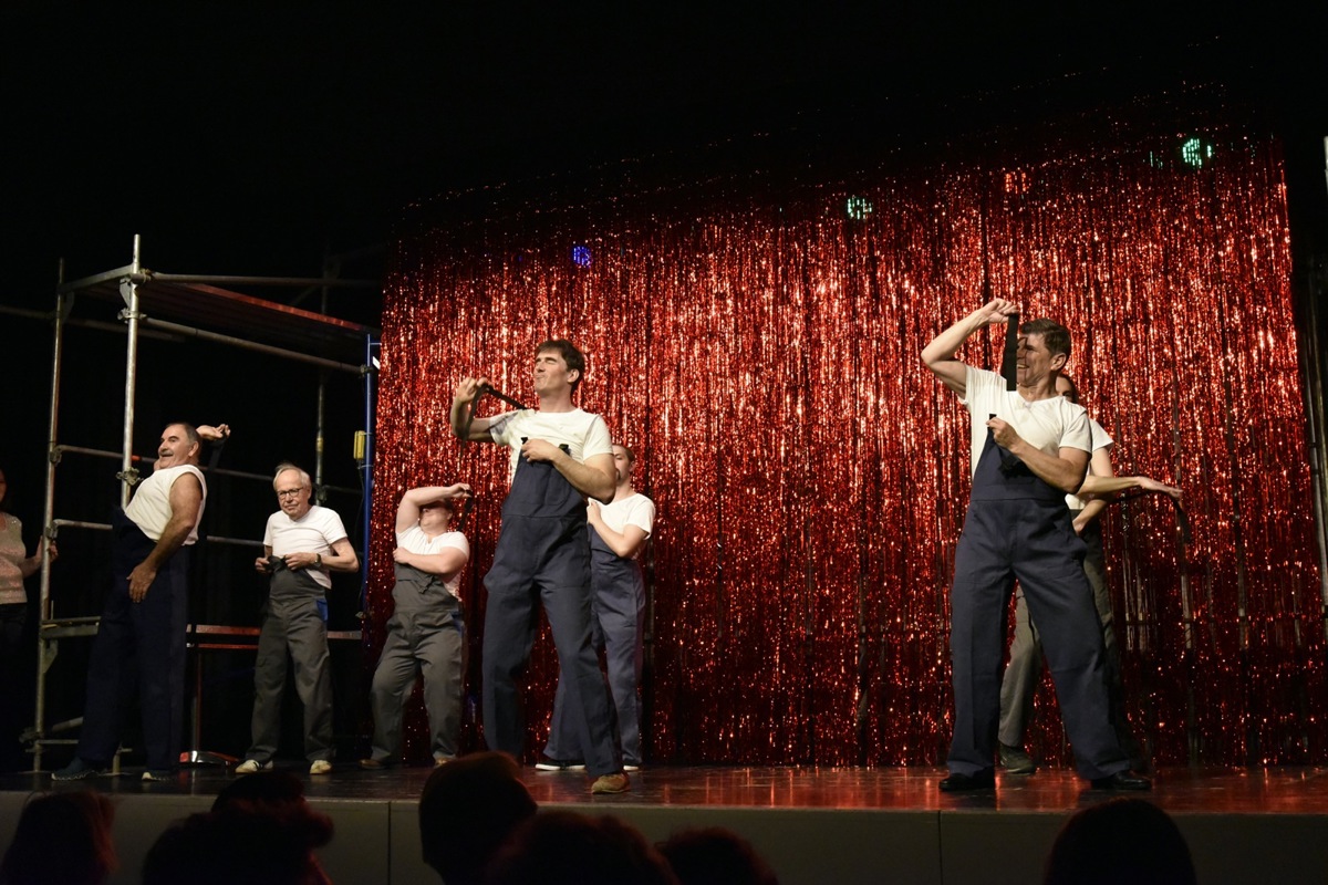 Die Show beginnt: Sieben Männer ziehen im aktuellen Stück der Weinlandbühne mehr oder weniger blank.