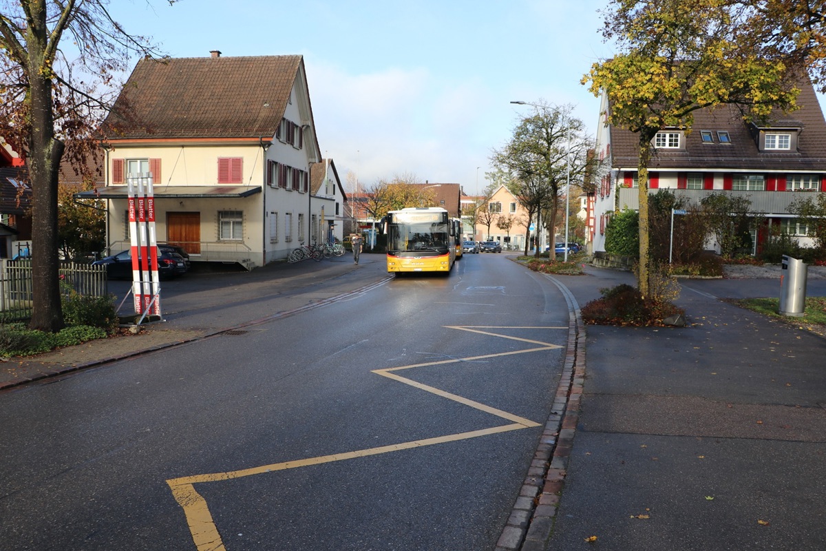 Die Schaffhauserstrasse in Hettlingen ist die Nord-Süd-Verbindung durchs Dorf. Laut Vorprojekt soll das Tempo von heute 50 auf neu 40 km/h gedrosselt und eine kleine Verkehrsinsel gebaut werden.