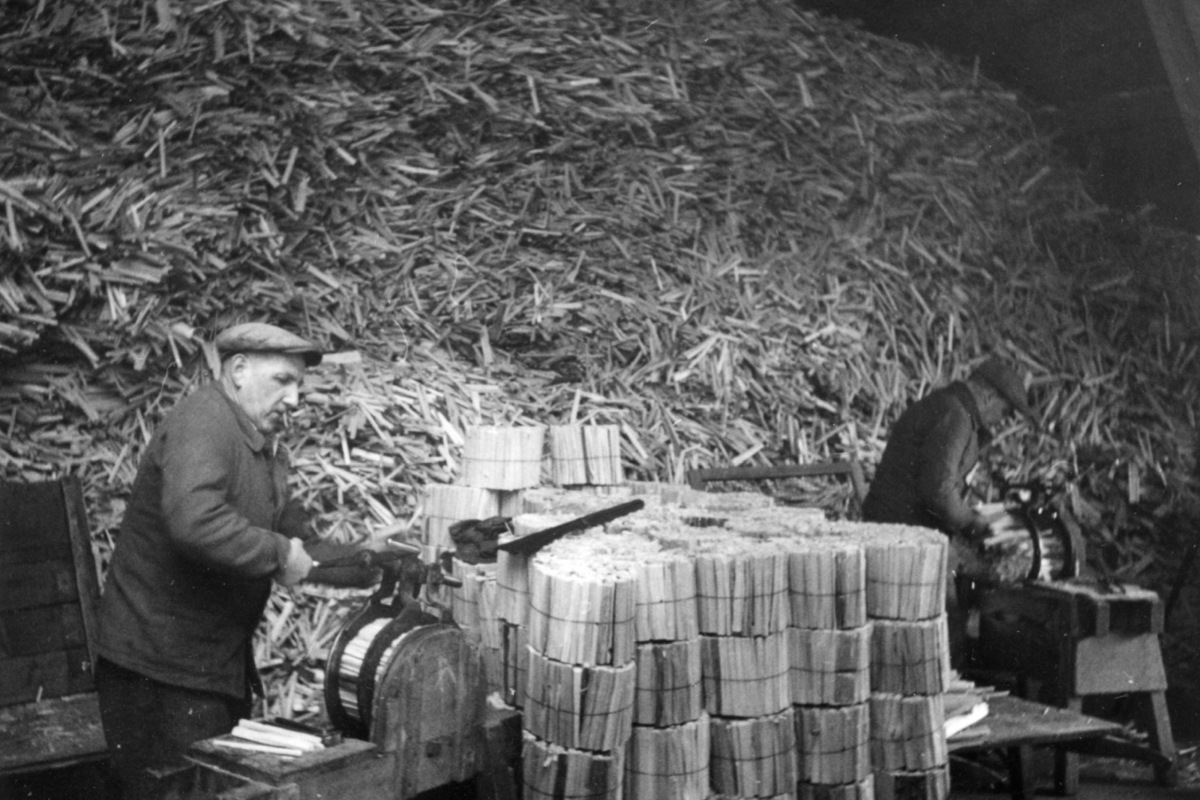 Zwei Männer des Lebensmittelvereins Zürich (einer Vorgängerin des heutigen Coop) bündeln in den 1930er-Jahren Holz zum Anfeuern. Bis Mitte des 20. Jahrhundert blieb Brennholz ein wertvolles Gut.