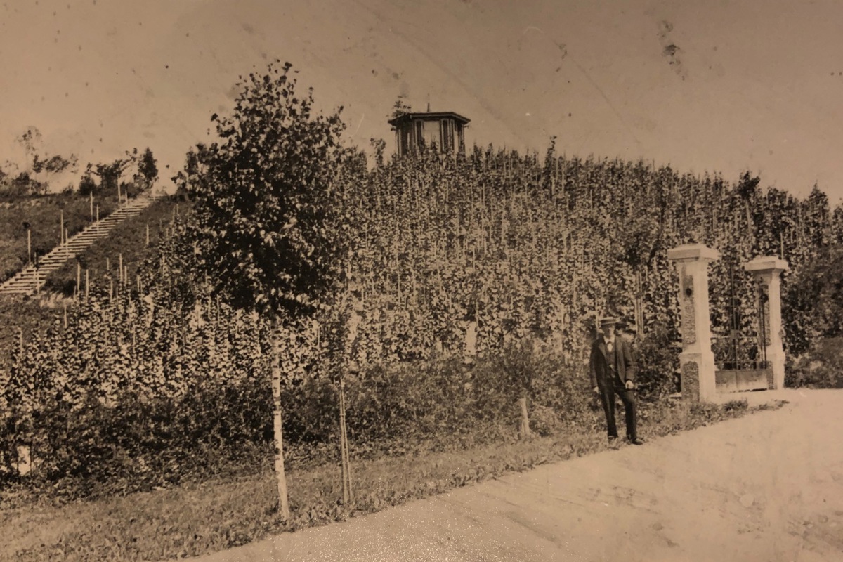 Um 1905 liess der 25 Jahre alte Gustav Meier das Tor mit seinen Initialen schmieden und legte einen Fussweg und eine Treppe an, die von der Landstrasse auf die planierte Anhöhe führten. Das Gartenhaus mit schönster Aussicht folgte 1914 als erstes Gebäude. Das Tor steht heute weiter unten, und das goldene «M» ersetzte die Gemeinde durch «KA».