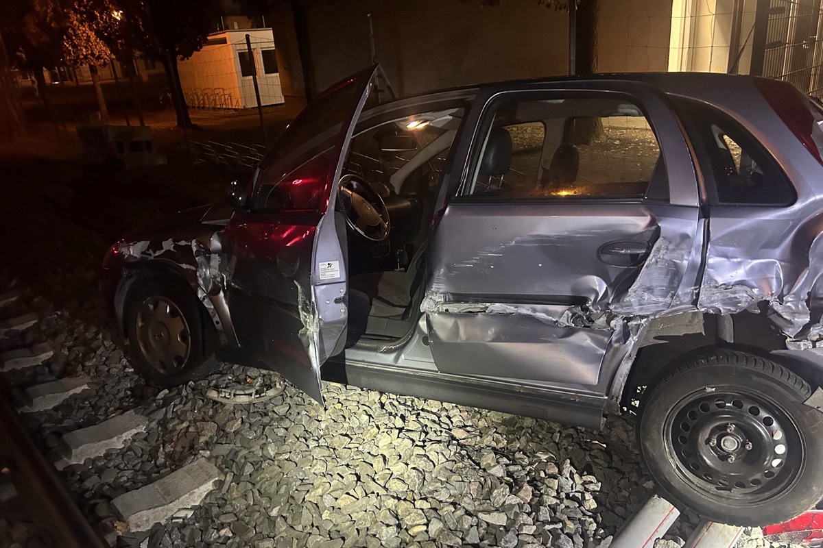 Der Corsa, der auf dem Gleis stand, gehört einer 61-Jährigen.