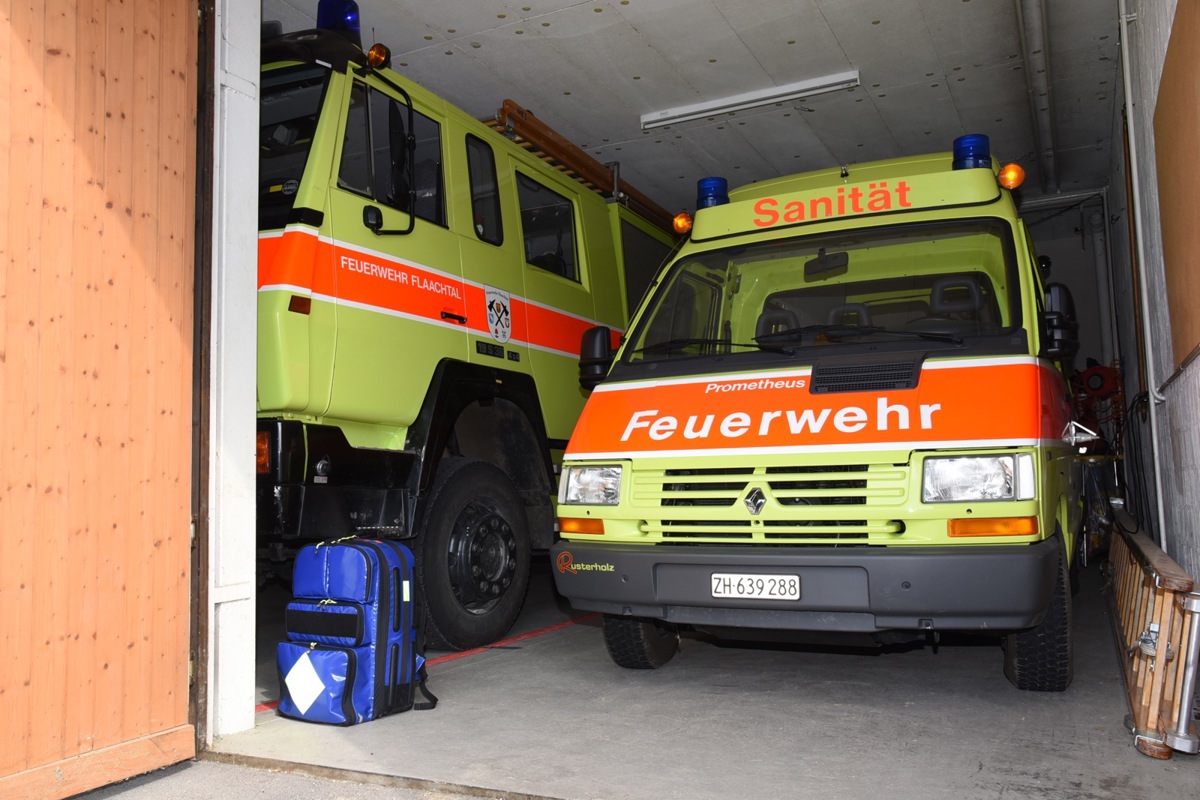 Im Feuerwehrlokal Flaach steht neben der Tür der blaue Rucksack für den Einsatz der First Responder bereit.