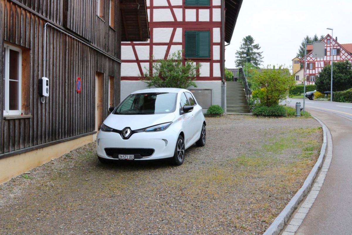 Das Truttiker Mobility-Elektrofahrzeug steht seit gut sechs Monaten auf einem Platz gegenüber der Bäckerei zur Nutzung bereit. Rund 50 Dorfbewohner hatten gegen die Anschaffung des Autos protestiert.