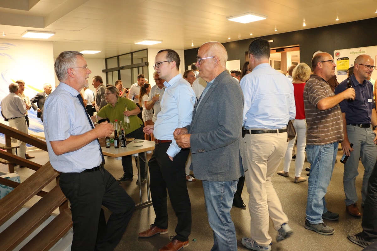 Nach der Versammlung gibt es immer viel Gesprächsstoff – im Vordergrund diskutiert der Regionalkonferenzpräsident Jürg Grau (vorne rechts) mit den Gästen Regierungsrat Martin Neukom und Markus Fritschi (Nagra).