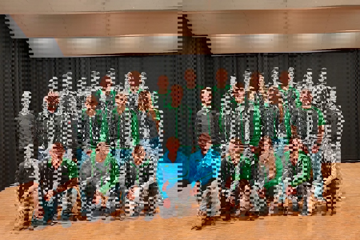 Das Kern-OK für die Regionalmeisterschaft 2029 in Rheinau besteht aus rund 25 Personen. Gemeindepräsident Andreas Jenni (in Hellblau) übernimmt die Leitung, Ruedi Kauflin (vorderste Reihe ganz links) ist sein Vize.