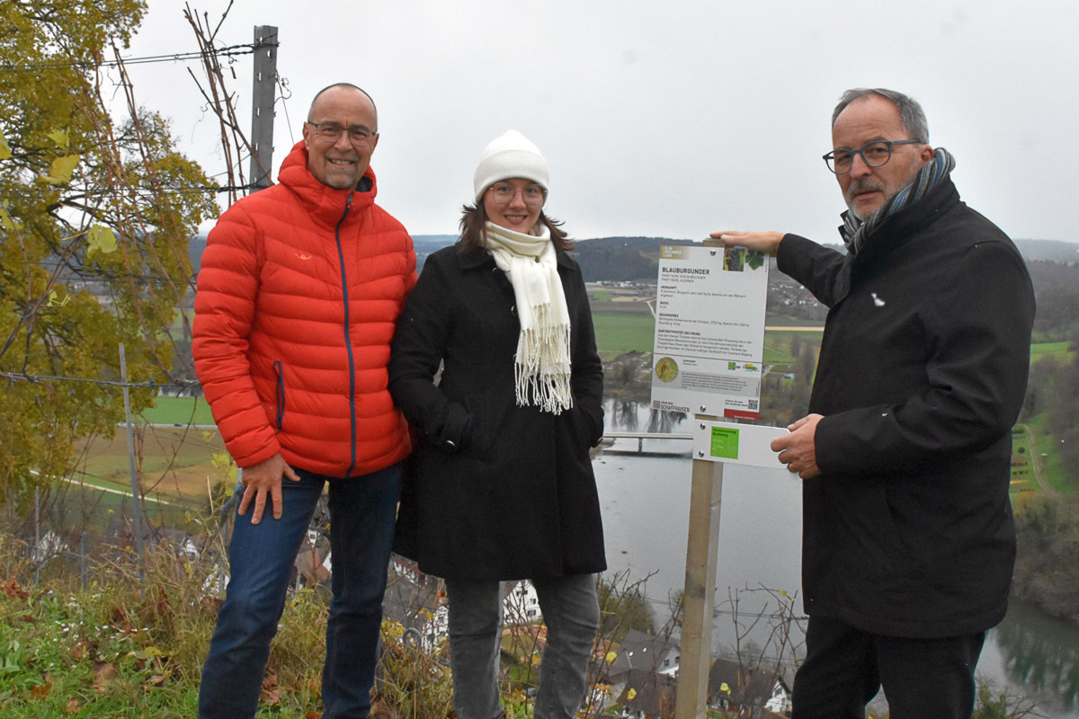 Der Panoramaweg in Buchberg ist zum Gemeinschaftsprojekt geworden. Von links: Beat Schmidlin, Rebbaugenossenschaft Buchberg, Sarah Bänziger, Regionaler Naturpark Schaffhausen und Beat Hedinger, Schaffhauser Blauburgunderland.