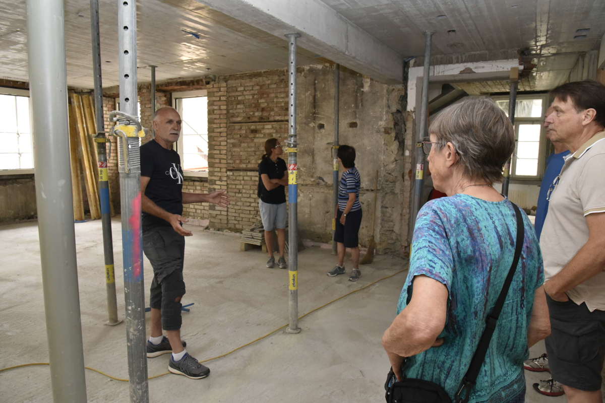Gemeinderat Hanspeter Breiter (links) führte Besuchergruppen durch den Rohbau. Die Verwaltung bezog im November 2023 das Provisorium im ehemaligen Möbel­geschäft Frauenfelder und sollte im Juni 2026 zurückkehren.