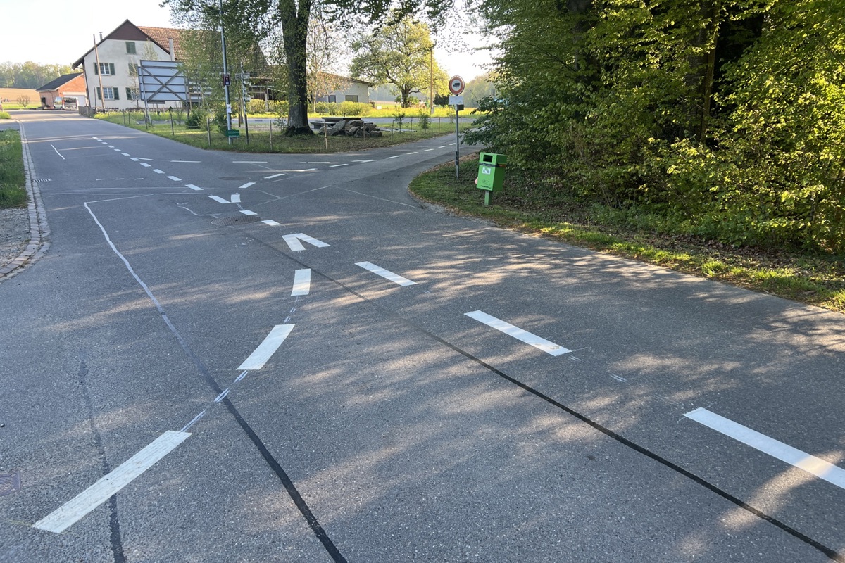 Ausgangs – oder eingangs – Alten sind je nach Fahrtrichtung Einmündungen in die Marthalerstrasse vortrittsberechtigt. Dies macht die ziemlich frische Bodenmarkierung deutlich.