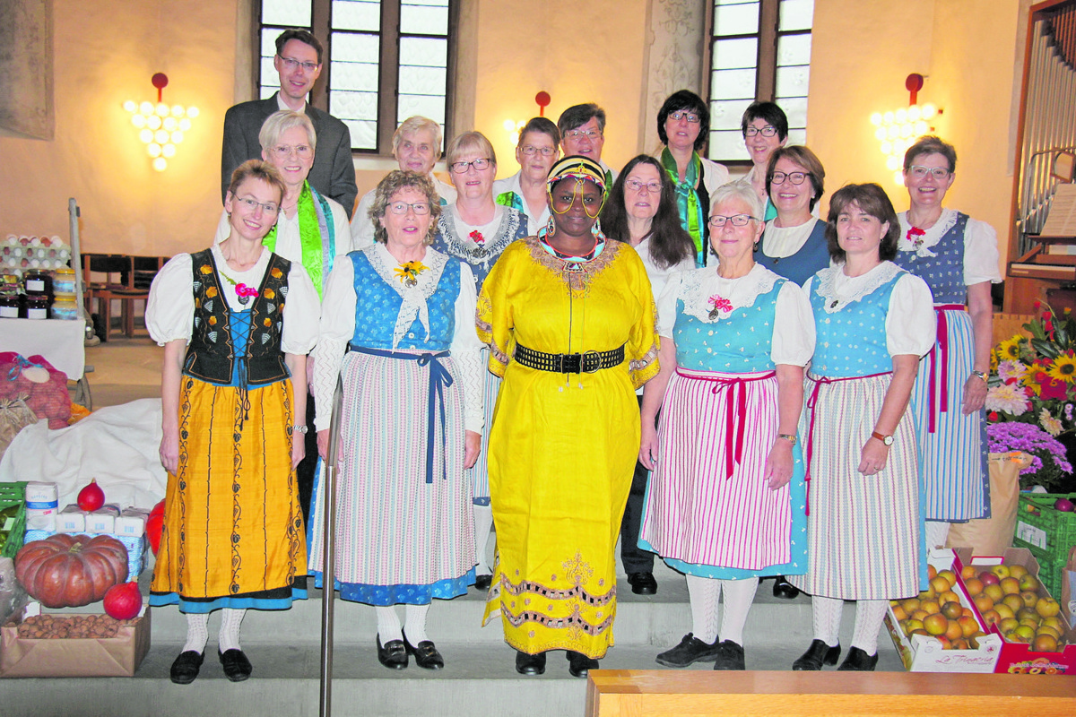 Auch am Erntedankgottesdienst trug Esther Maina ein buntes Gewand aus der Heimat Kenia.