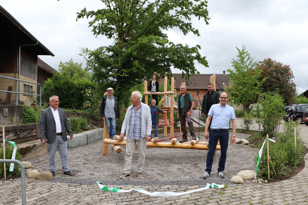 Der neue Spielplatz ist eröffnet und wurde – für einmal nicht von Kindern