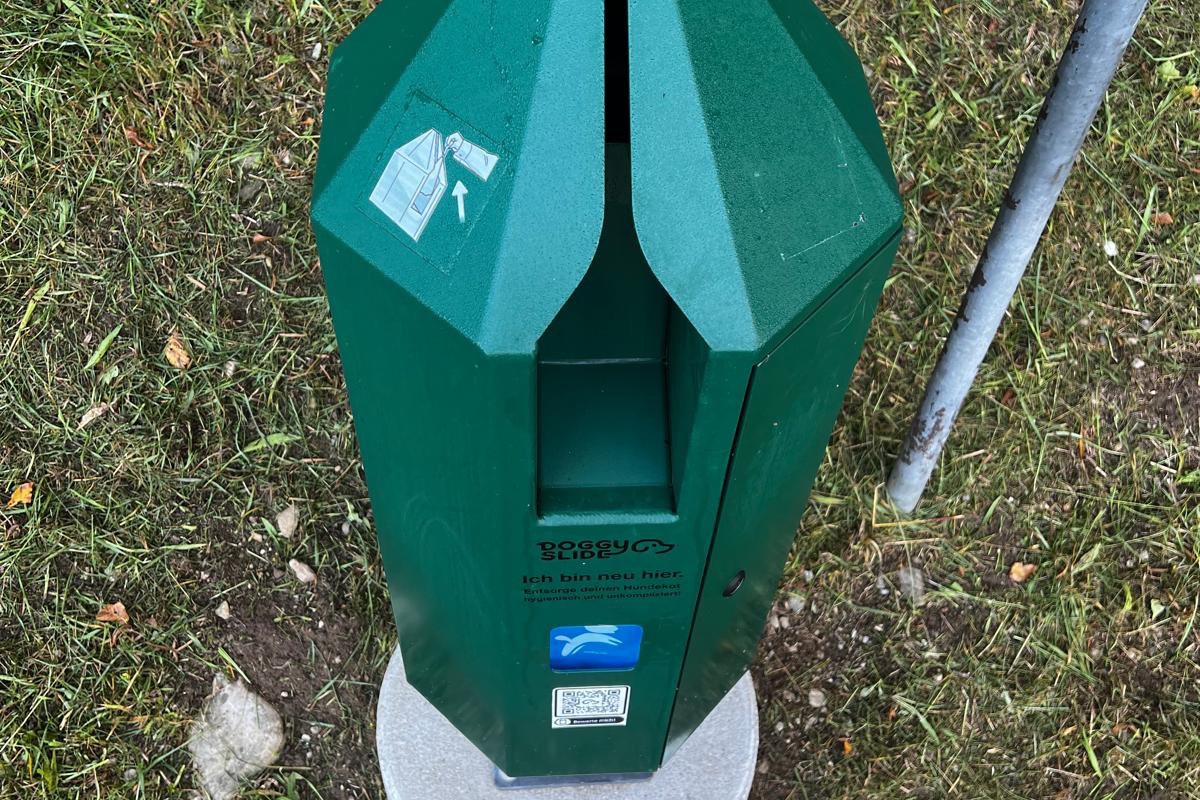 Durch den Schlitz gelangen die Hundekotbeutel in den Doggy Slide.