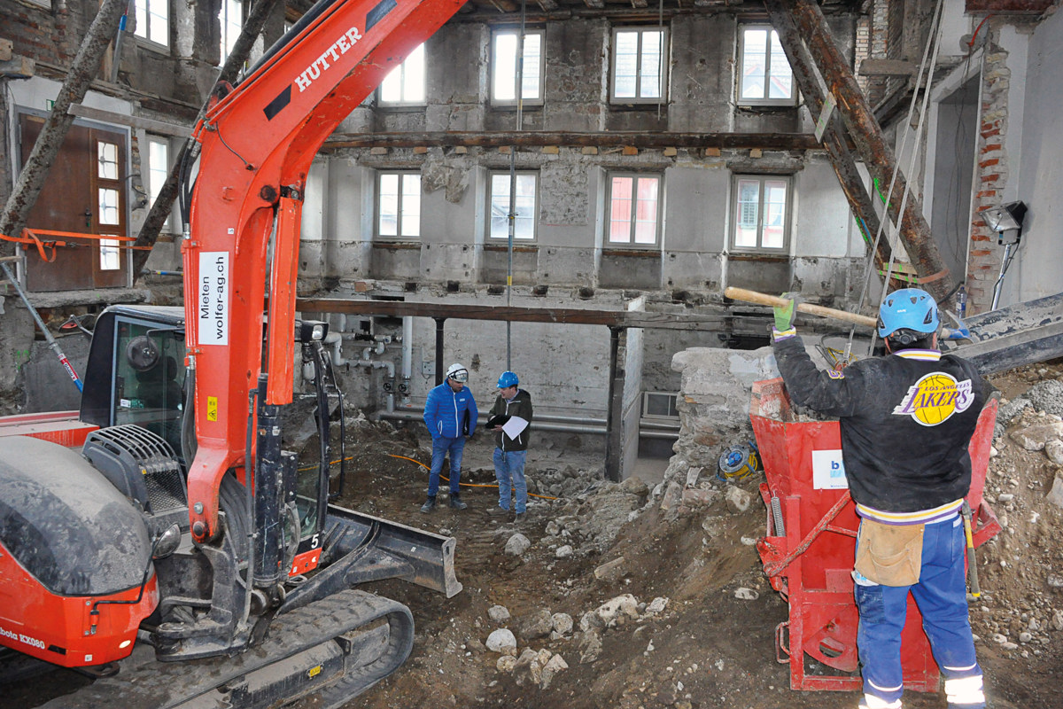 Nur noch die Hülle des Gemeindehauses steht. Mit dem Aufbau wird jetzt begonnen. Es soll im Frühjahr 2026 bezugsbereit sein.