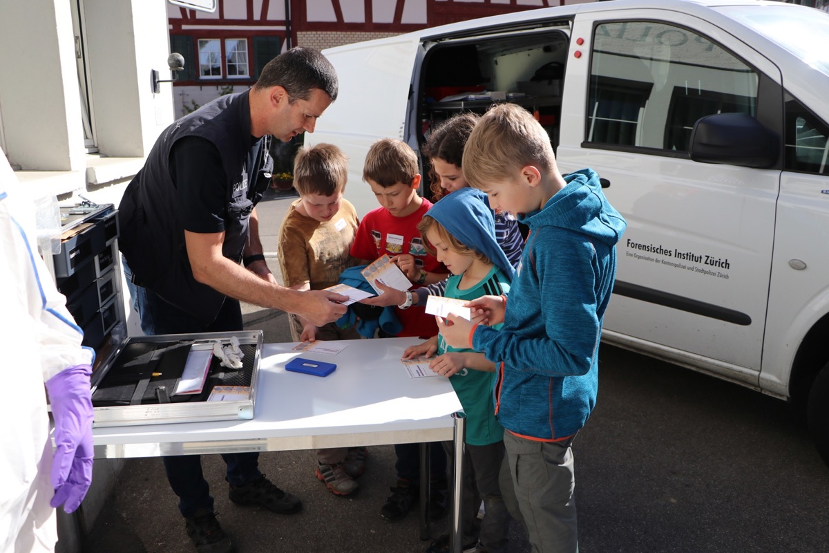 Mit einem Stempelkissen bringen die Kinder ihre Fingerabdrücke zu Papier und vergleichen die immer unterschiedlichen Muster ihrer Daumen. Am häufigsten kommen bei den 21 Schülern Schlingenmuster vor