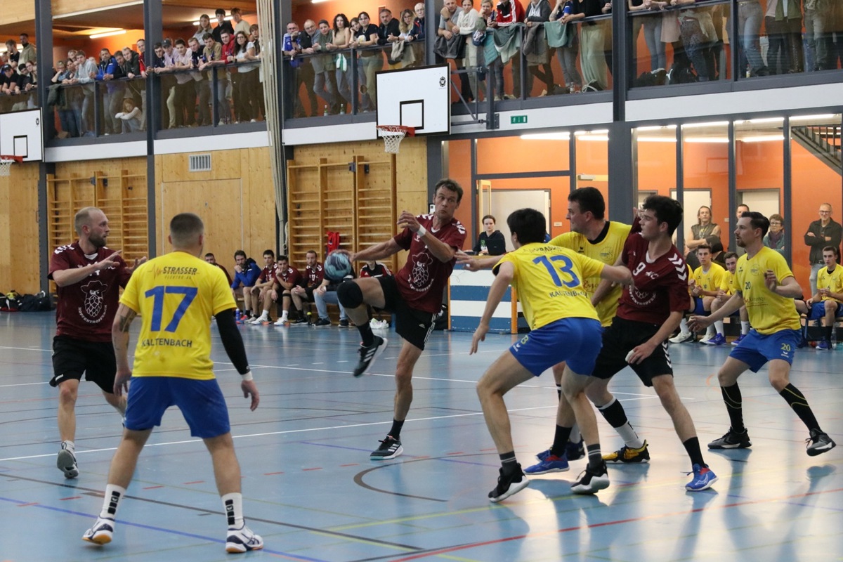 Der HC Stammheim (weinrot) war im Cup siegreich und zog in den Achtelfinal ein.