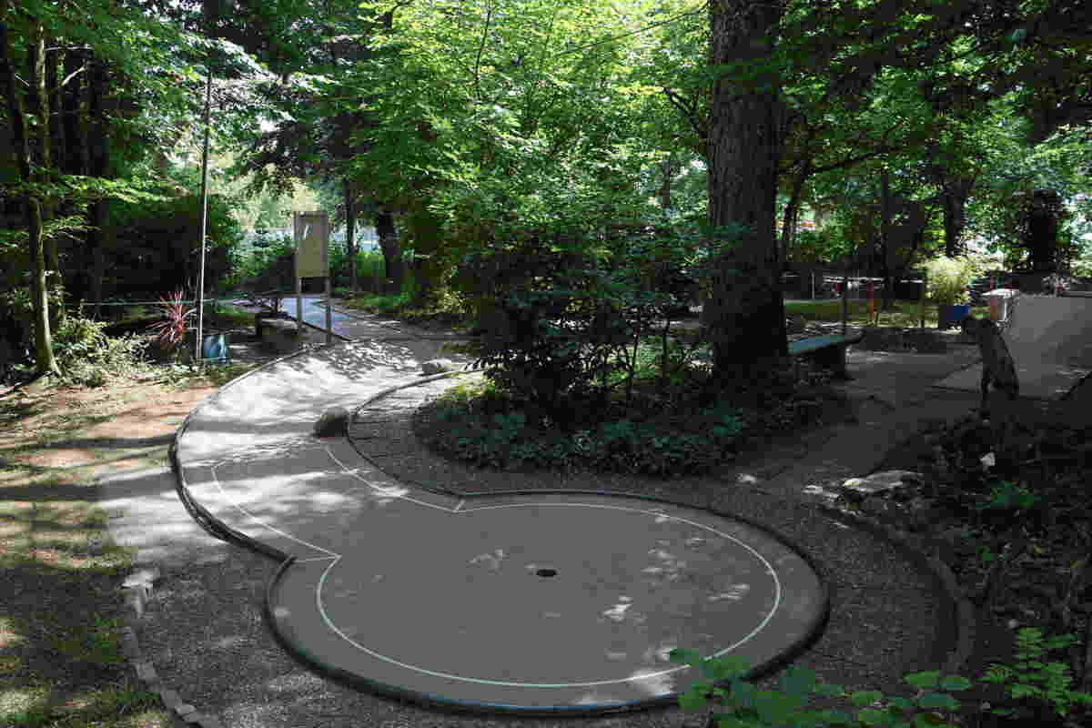 Die Minigolfanlage im Langriet verdankt ihren besonderen Charakter dem dichten Baumbestand. 