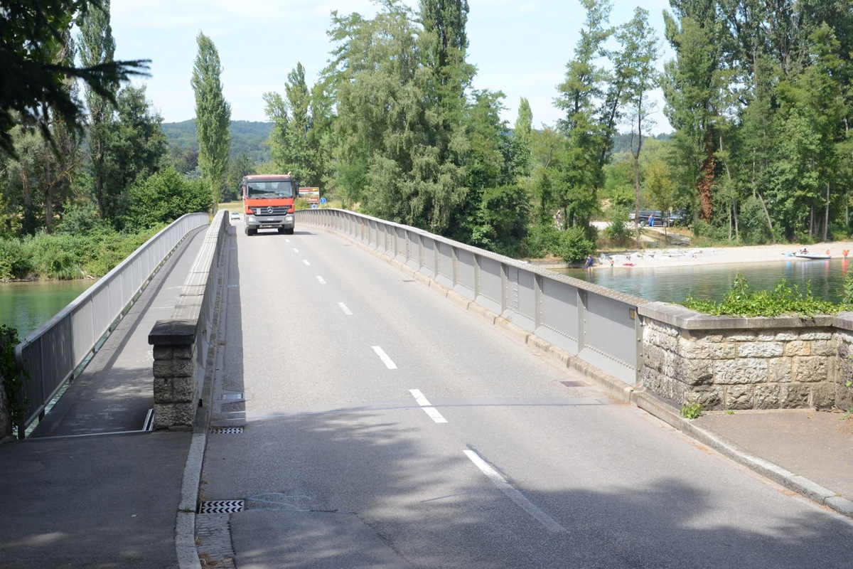 Die Rüdlinger Brücke, wie sie viele noch kennen: eine Stahlkonstruktion mit einem 1950 seitlich angebauten Steg für Fuss-gänger. Heute ruht eine neue Brücke auf den Pfeilern aus dem Jahr 1873.