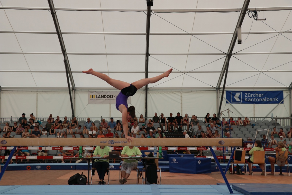 Am ersten Wochenende des Zürcher KTF galt es unter anderem für die Spitzenathletinnen und -athleten im Kunstturnen ernst. Bei den Damen unter anderem am Schwebebalken.